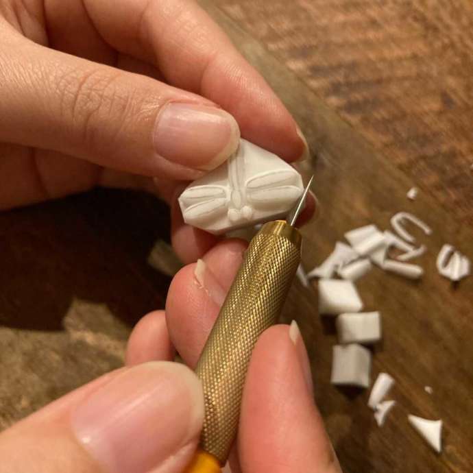 和田八幡宮の御朱印に押すハンコを作っている様子