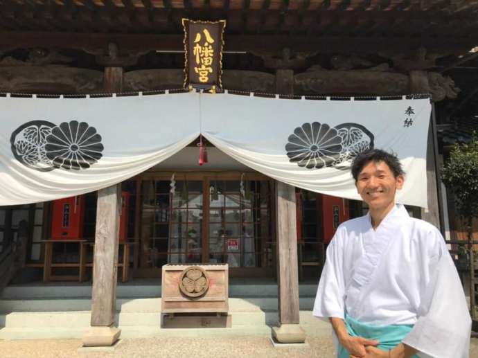 總社和田八幡宮の前で微笑む禰宜の宮城さん