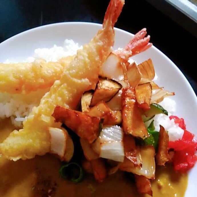 和風ダイニングでテイクアウトできるエビ天野菜カレー