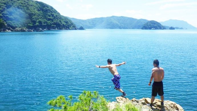 「自然に大の字あそぼーや」の自然の飛び込み岩からのジャンプ