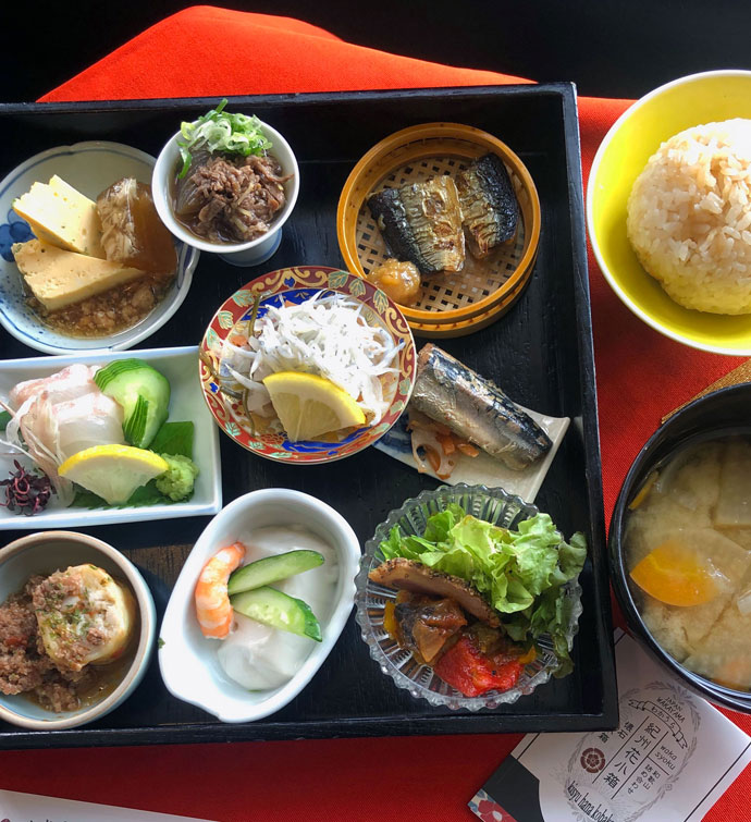 「わかうら食堂」で提供される「紀州花小箱シリーズ」