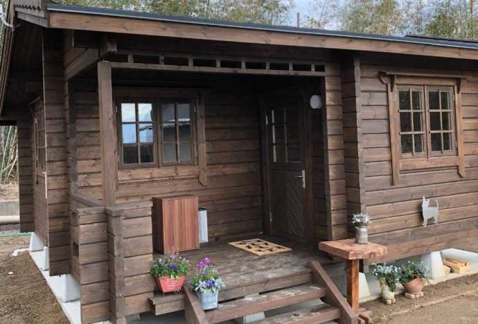 濃い茶色のかわいらしい、山小屋のようなログハウスがわんさんぼんの体験施設