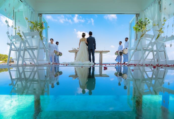 「ムーンシェル」の結婚式:バージンロードがガラス張りの水上チャペル