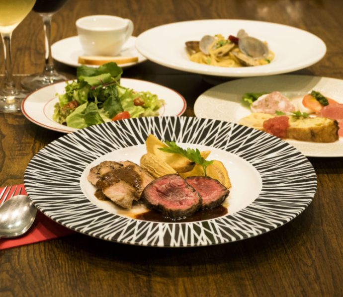 カップルに人気!初デートで食べたい牛・豚・鶏のトリプルステーキの新生活様式コース