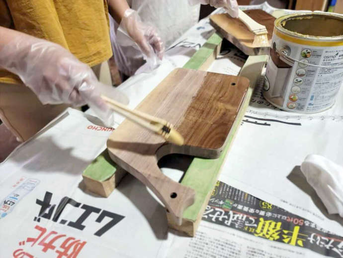 「アルブル木工教室」でのカッティングボード作りのワークショップの一コマ(オイルを塗布中)