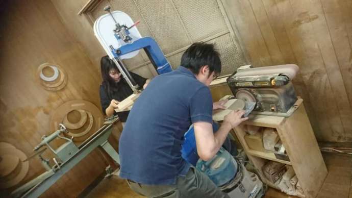 「アルブル木工教室」での掛け時計作りのワークショップの一コマ(カップルで木材を加工中・その2)