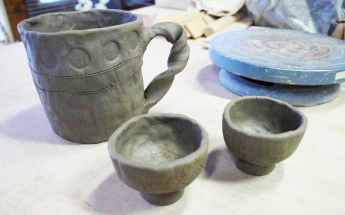 「長内工房」の陶芸制作体験で作られた作品類(乾燥・焼成前)