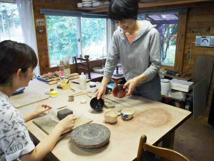 「長内工房」での陶芸制作体験の様子(右は工房主で陶芸家の長内さん)