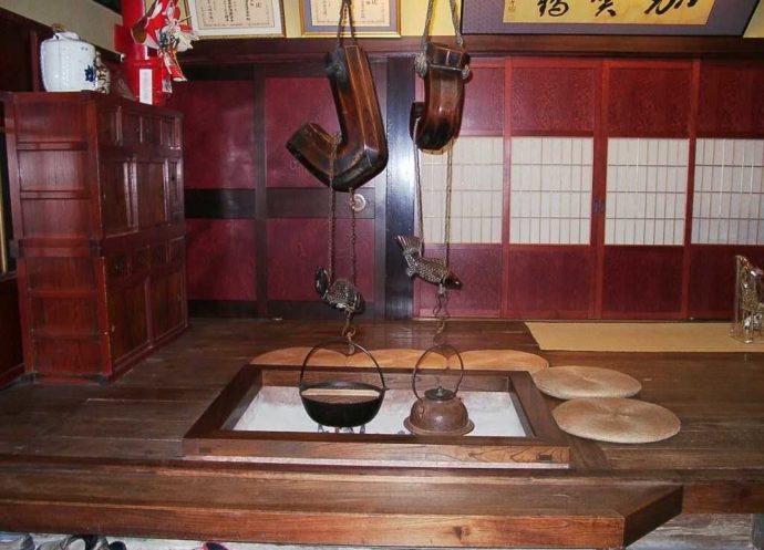 やちや酒造の正面玄関を入ってすぐのところにある囲炉裏