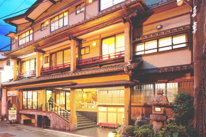 「城崎温泉 喜楽」の正面外観(夜)