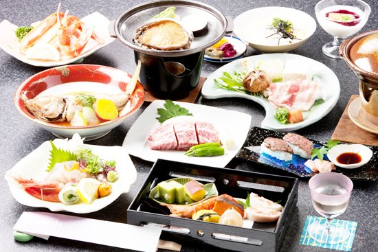 「城崎温泉 喜楽」の夕食に供される会席料理(一例)