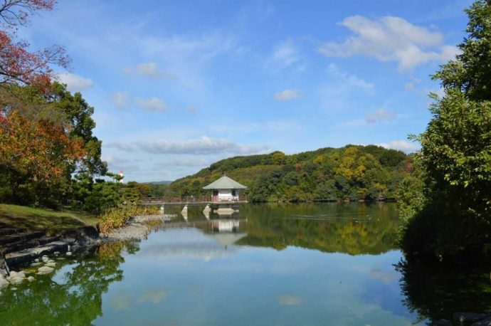 山田池に浮かんでいる浮見堂