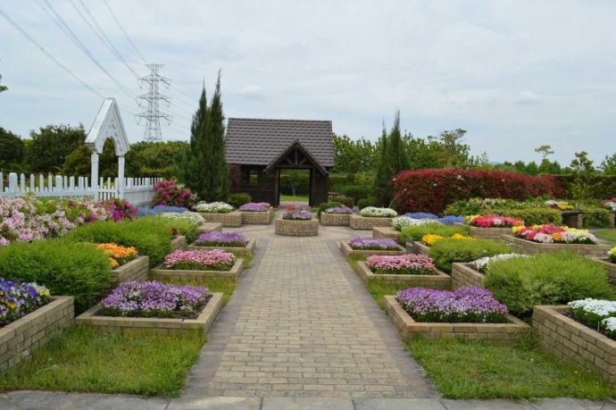 写真撮影スポットとして人気の花壇中心の小さな庭園「コテージガーデン」