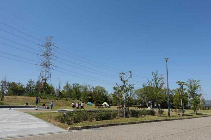 タープテントやレジャーシートを利用できる川原広場