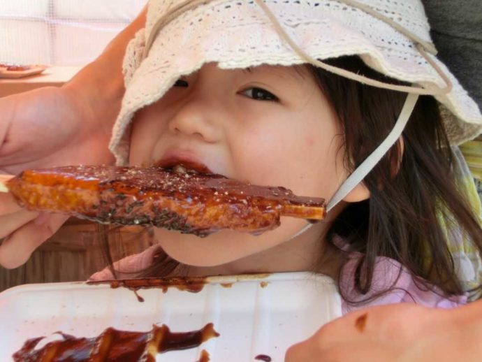 五平餅を食べている女の子