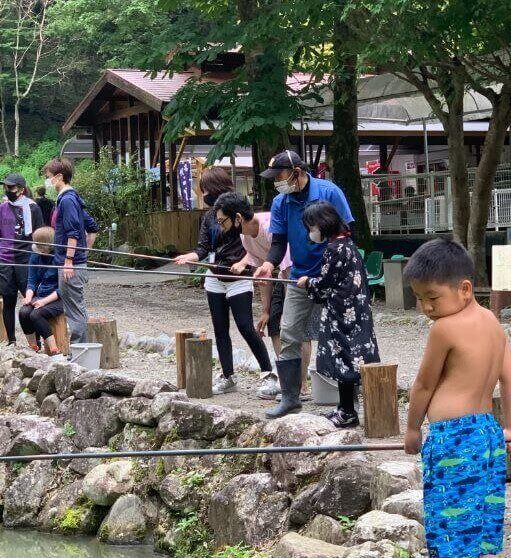 やまめ平の釣り堀でヤマメ釣りを楽しむ利用者