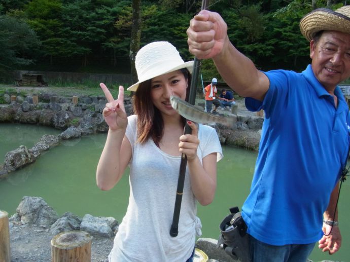 やまめ平のヤマメ釣り体験を楽しむ女性