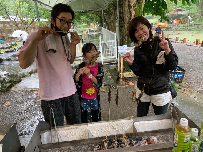 やまめ平で自分で焼いたヤマメの塩焼きを堪能する家族