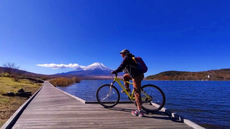 山中湖周辺をサイクリングする男性
