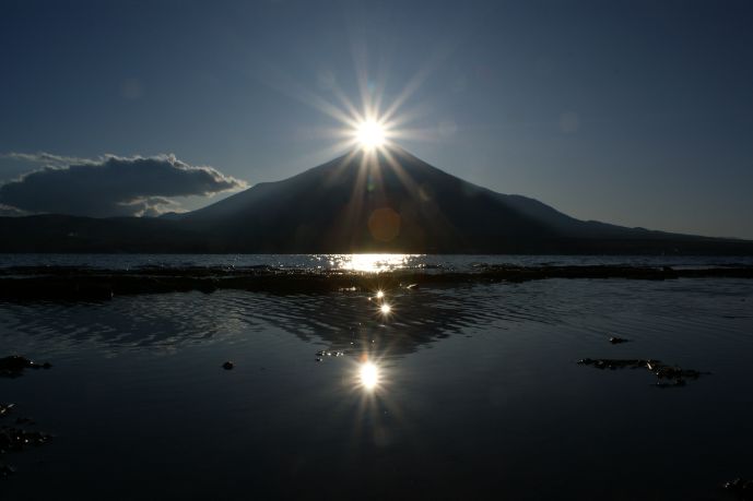 山梨県南都留郡の山中湖から見えるダイヤモンド富士