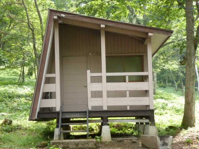 岐阜県飛騨市にある「山之村キャンプ場」のバンガロー(小)