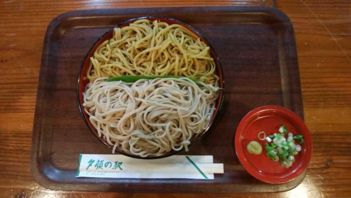 夕顔の駅食堂で食べられる「2色そば」