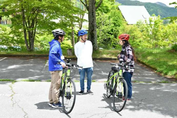 Eバイクについてガイドからレクチャーを受けるカップルの写真