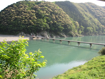 大自然に囲まれた四万十川のフォトスポット「岩間沈下橋」