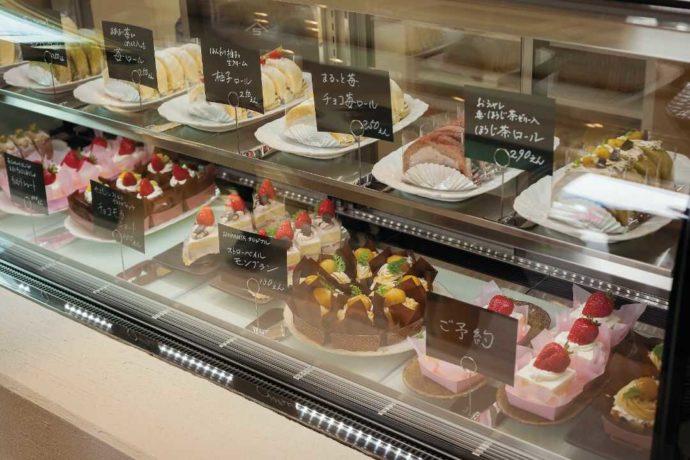 道の駅よって西土佐建物内にある「ストローベイルSANKANYA」のショーケースとたくさんのケーキ