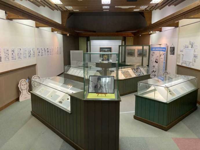 湯前まんが美術館の常設展内の様子