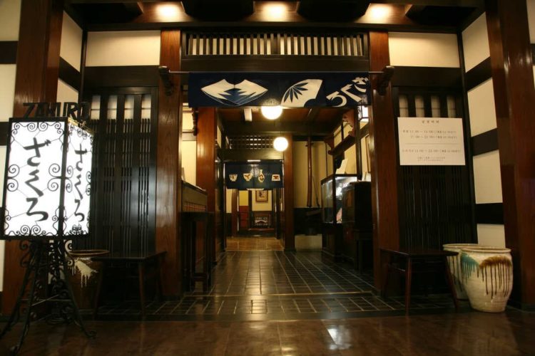 東京都中央区にあるざくろ 銀座店の玄関
