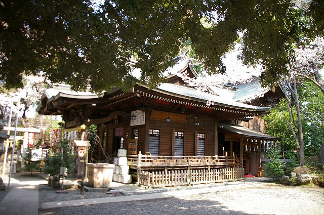 横から見た座間神社