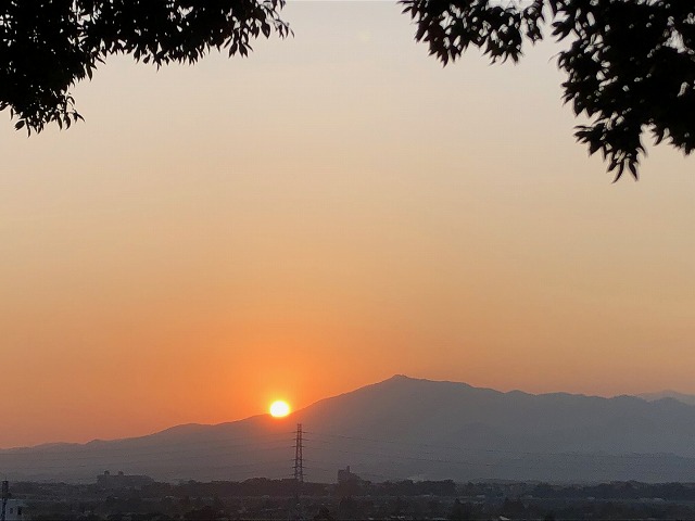 大山丹沢連峰に沈む夕日
