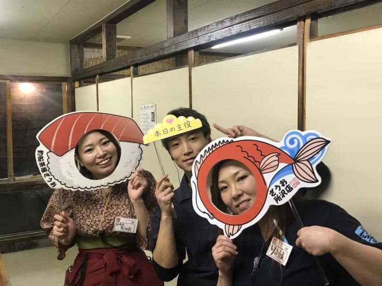 『釣船茶屋 ざうお 所沢店』の大窪店長とスタッフ