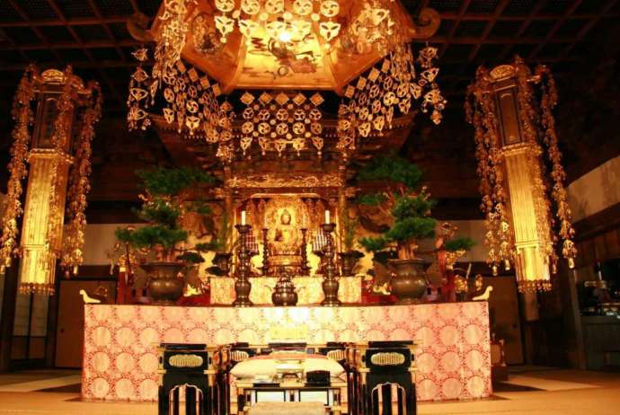 「大本山善導寺」の本堂内部の様子